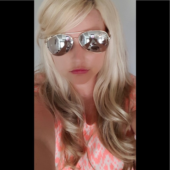 Meet your Posher, Lauren - Picture 4 of 5